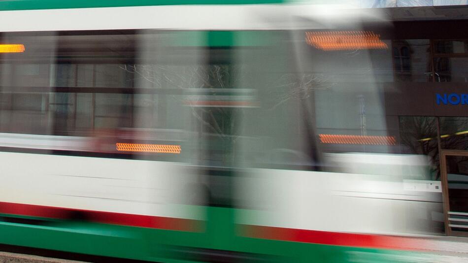 Mann in Lebensgefahr - erste Hinweise nach Straßenbahn-Attacke