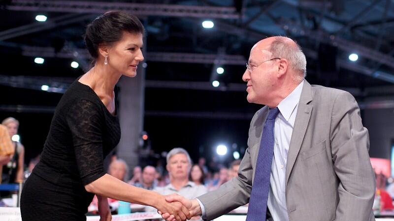 Sahra Wagenknecht und Gregor Gysi schütteln sich die Hände.