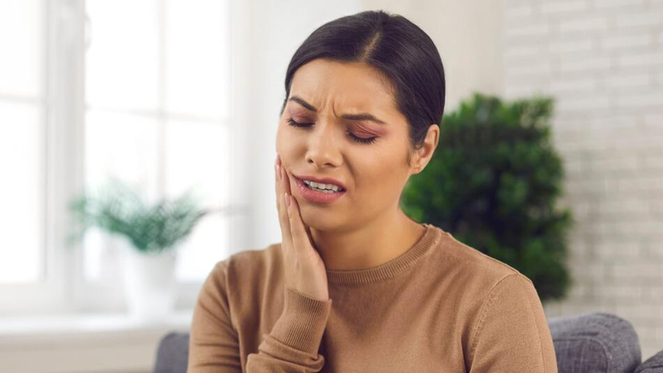 Zahnschmerzen können den gesamten Körper stark belasten.