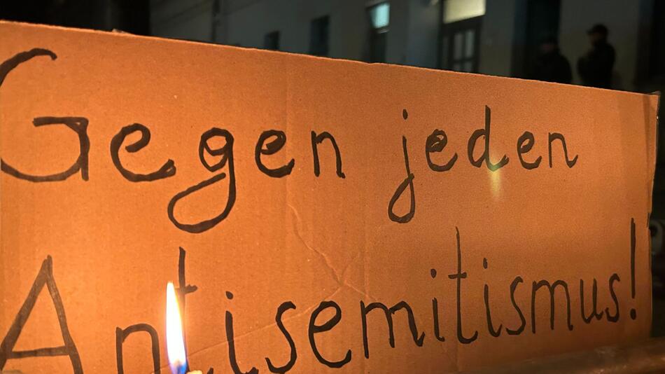 Mahnwache gegen Antisemitismus an Synagoge