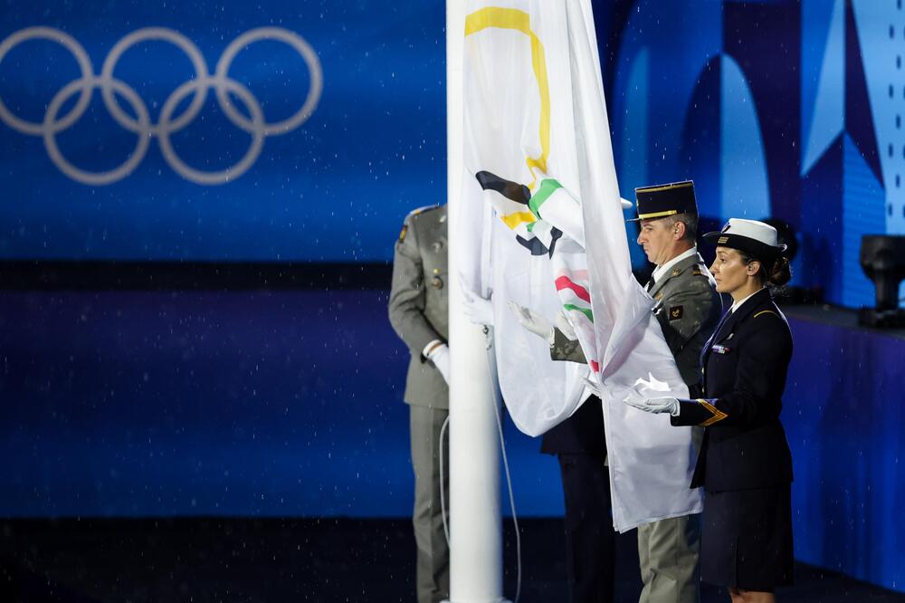 Die olympische Fahne wurde falsch herum am Fahnenmast gehisst