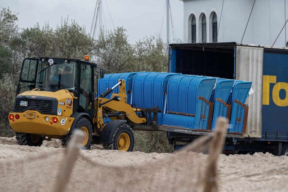 Letzte Strandkörbe werden am Strand von Warnemünde abgebaut