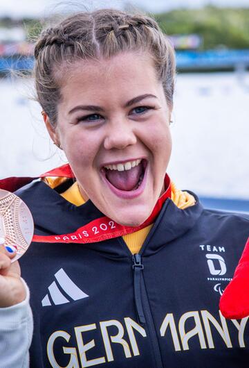 Felicia Laberer mit ihrer Bronzemedaille nach dem Finale im Kajak