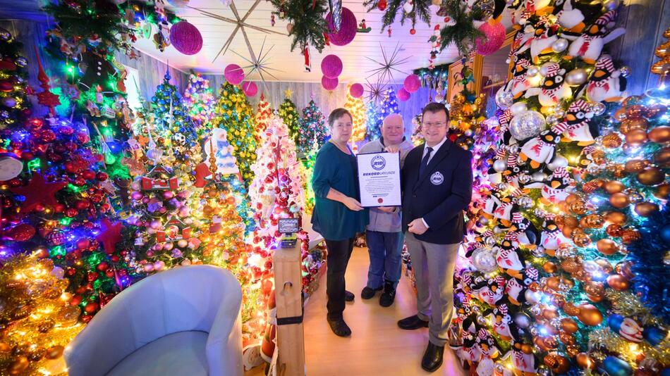 Familie schmückt Haus mit 600 Weihnachtsbäumen