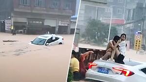 Brusttief im Hochwasser: Anwohner retten Autoinsassen in China