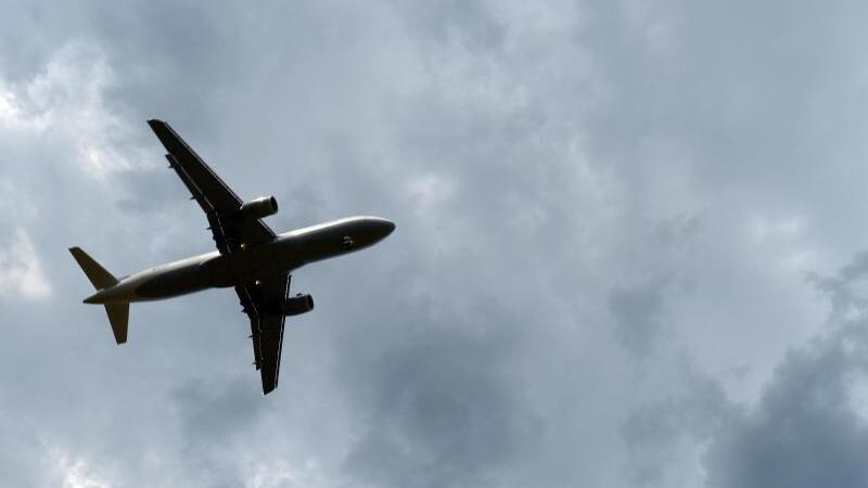 Gewitterwolken über einem Flugzeug