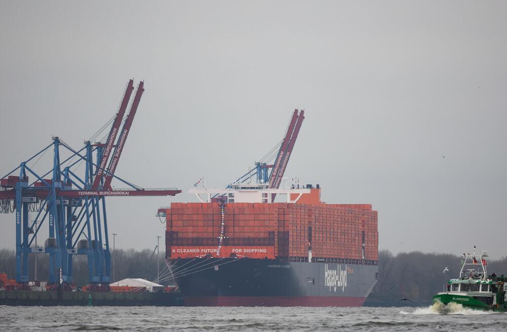 Containerschiff im Hamburger Hafen