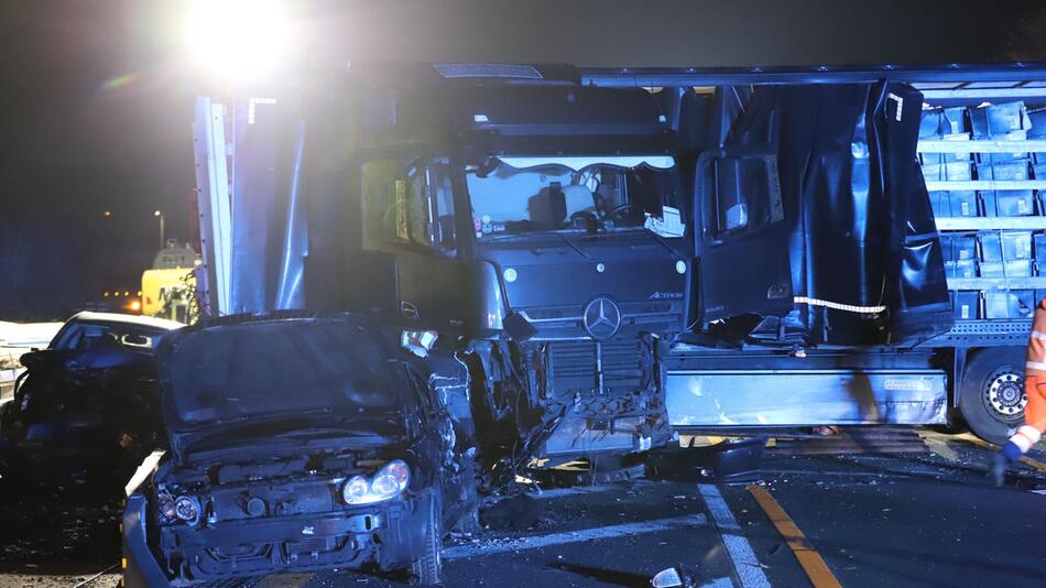 Lkw-Fahrer verursacht Chaosfahrt mit mehreren Unfällen