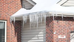 Eiszapfen hängen vom Dach