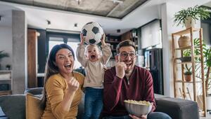 Familie schaut zusammen Fußball