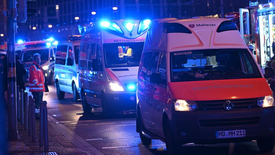 Auto fährt in Menschenmenge auf Magdeburger Weihnachtsmarkt