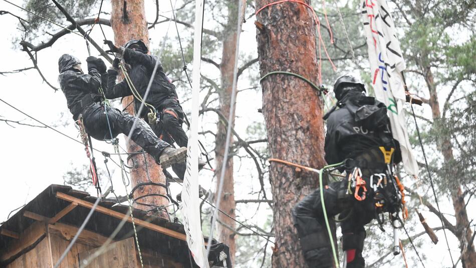 Polizei-Einsatz im Tesla-Protestcamp in Grünheide