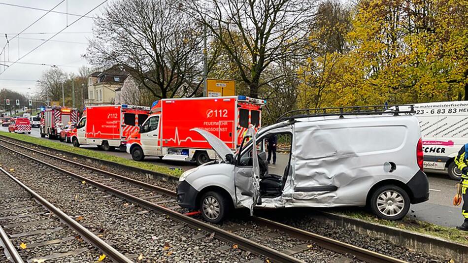 Auto mit Straßenbahn kollidiert