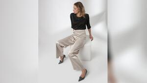 Satinhosen passen gut in den Office-Alltag.