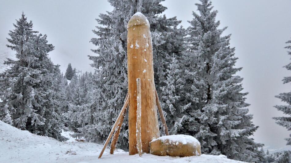 Neuer Holzpenis auf dem Grünten aufgerichtet