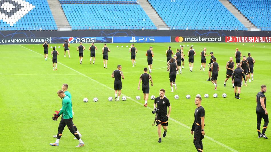 Die Mannschaft von Schachtar Donezk trainiert im Hamburger Volksparkstadion für die Champions League