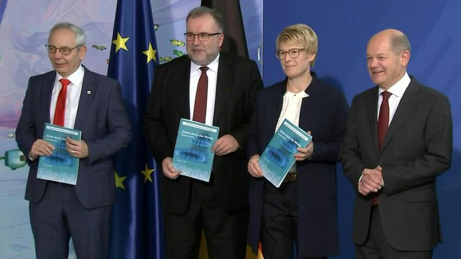 Bundeskanzler Olaf Scholz empfängt den Abschlussbericht der Energiekommission.