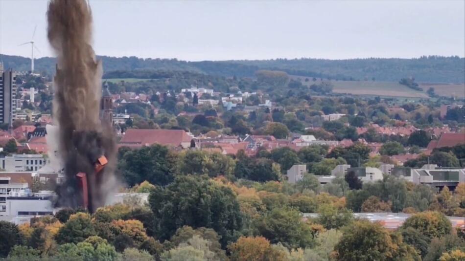 Staubfontäne schießt in den Himmel: Blindgänger in Göttingen kontrolliert gesprengt