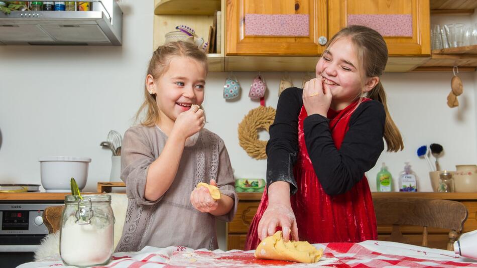 Zwei Mädchen backen Plätzchen