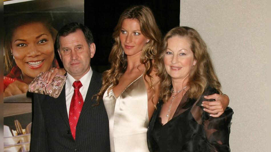 Gisele Bündchen mit ihren Eltern Vânia und Valdir im Jahr 2004 in New York City.