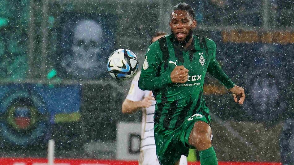 Gladbachs Jordan Siebatcheu im Einsatz im DFB-Pokal beim 1. FC Saarbrücken