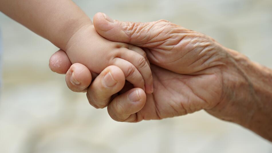 Hand von Baby und Oma