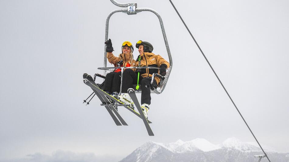 Skifahrer im Sessellift