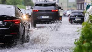 Straße mit Autos und Regen