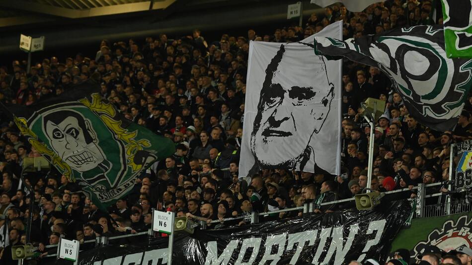 Fans von Hannover 96 zeigen ein Banner mit dem Konterfei Martin Kinds