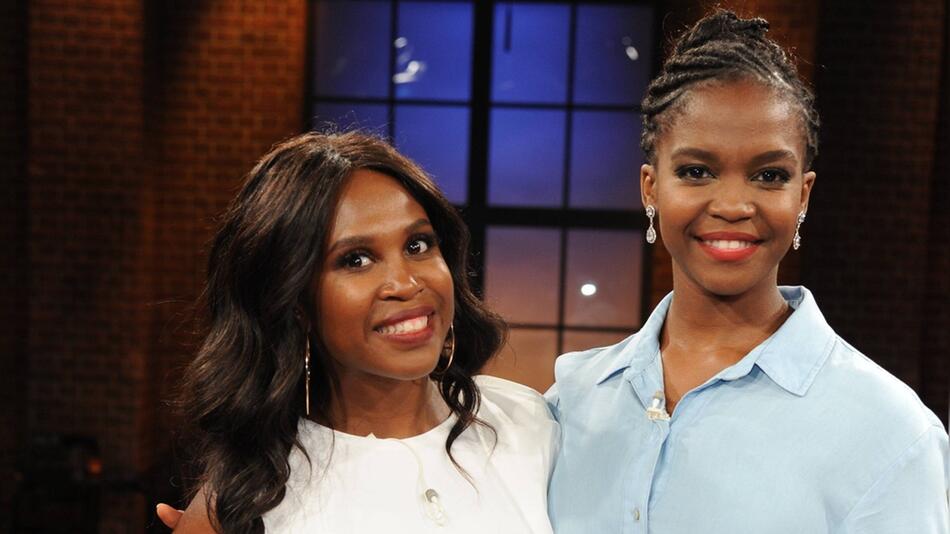 Oti Mabuse ist für den Geburtstag ihrer Schwester Motsi (links) mit ihrer Familie nach ...