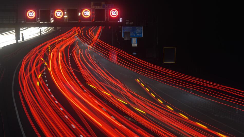 Leuchtspuren auf der Autobahn