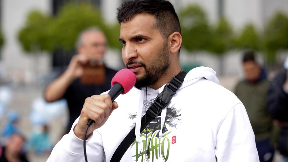 Attila Hildmann verbreitet Verschwörungstheorien vor dem Reichstag in Berlin.