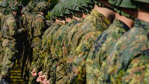 Soldaten, aufgereiht von hinten zu sehen