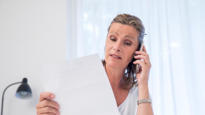 Frau am Telefon