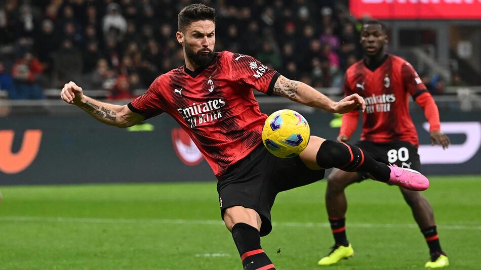 AC Mailands Torjäger Olivier Giroud zieht im Duell mit Atalanta Bergamo ab
