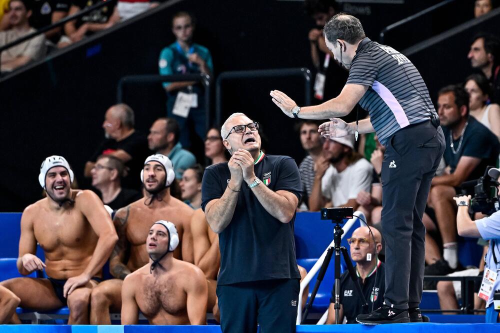 Italiens Trainer Alessandro Campagna im Dialog mit dem Unparteiischen