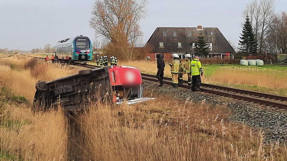 Zug kollidiert mit Kleintransporter in Nordfriesland