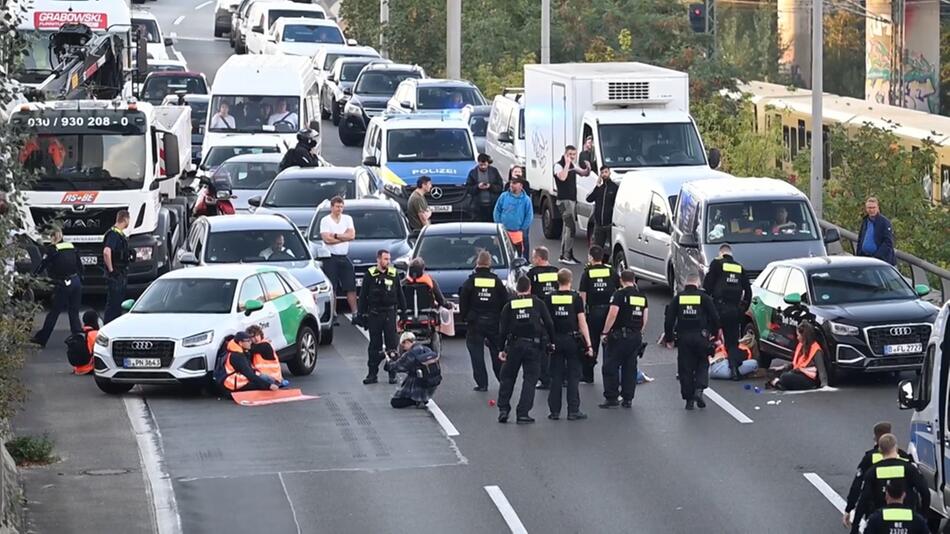 Klimaprotest in Berlin auf der A100 in Höhe des Kaiserdamms
