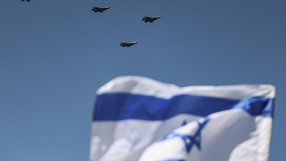 Israelische Flagge mit Drohnen im Hintergrund