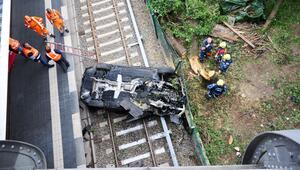 Unfall: Auto im Gleisbett