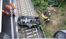 Unfall: Auto im Gleisbett