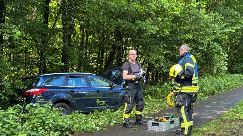 Auto rast in Joggergruppe