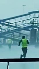 Sturm auf dem Rollfeld: Gangway trifft drei Air-India-Jets am Flughafen Delhi