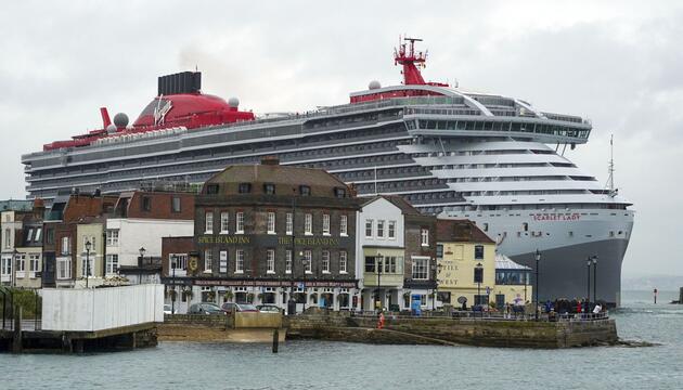 Kreuzfahrtschiff "Scarlet Lady"