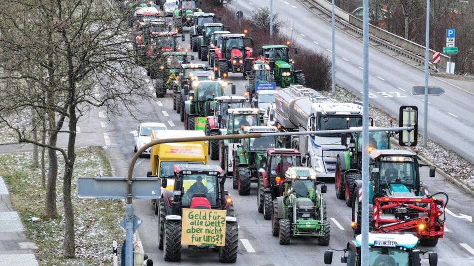 Trecker blockieren eine Straße.