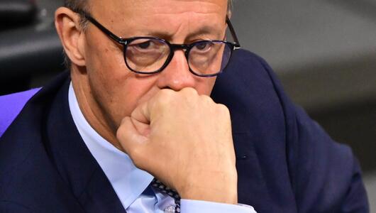 Foto von Friedrich Merz, wie er die Rentendebatte im Bundestag verfolgt 
