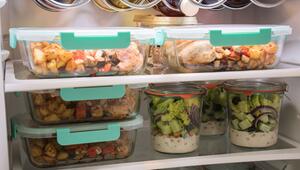 Vorgekochtes Essen steht in einem Kühlschrank