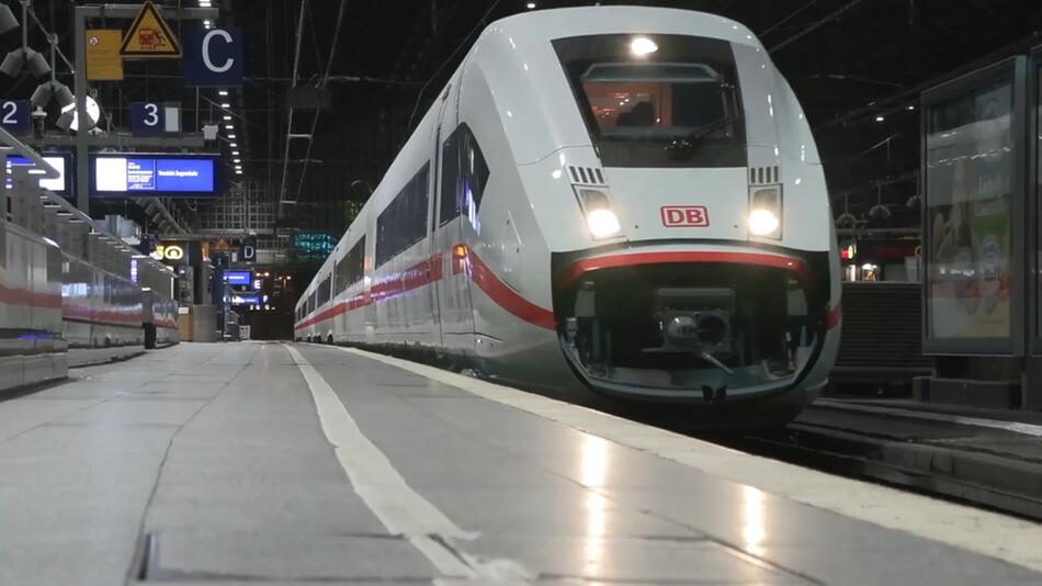 Zug der Deutschen Bahn in einem Bahnhof