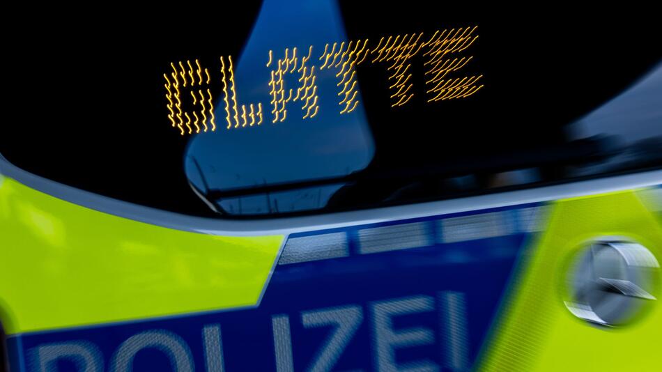 Das Wort "Glätte" steht auf einem Polizeifahrzeug