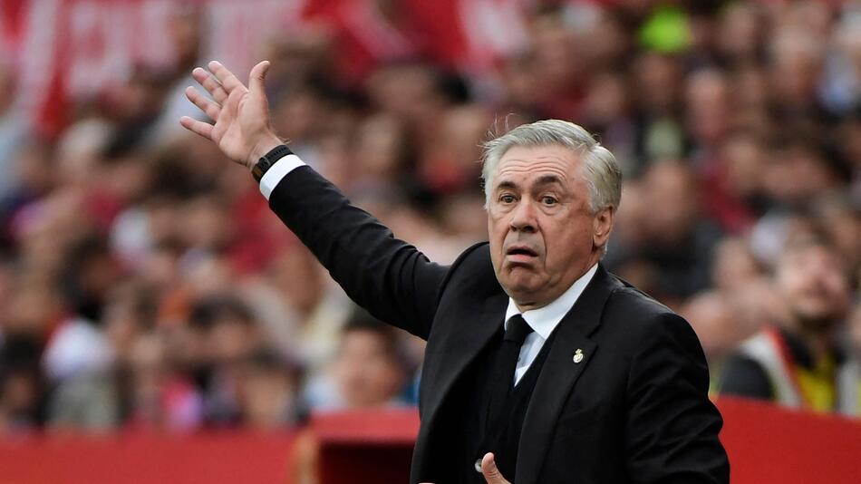 Real Madrids Cheftrainer Carlo Ancelotti gestikuliert vom Spielfeldrand